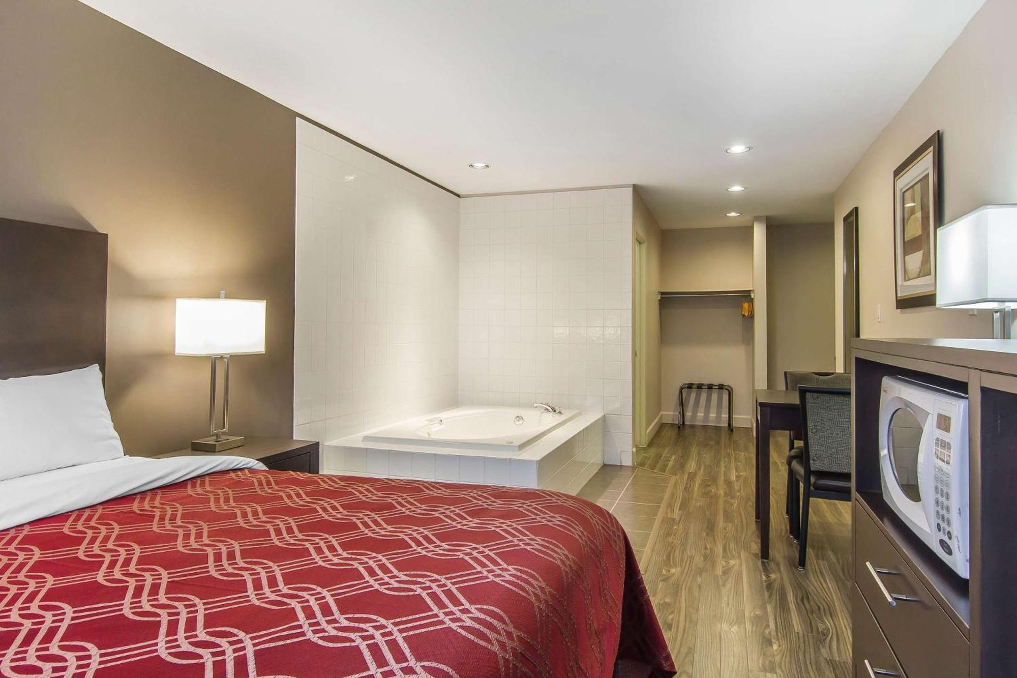 Hotel Econo & 3*